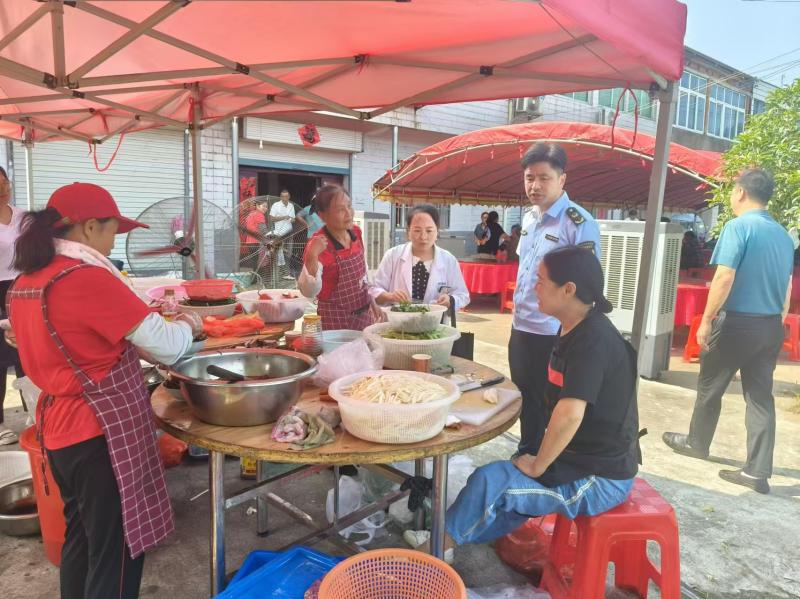 裕安區(qū)市場監(jiān)管局獨山所開展轄區(qū)農村集體聚餐食品安全專項檢查